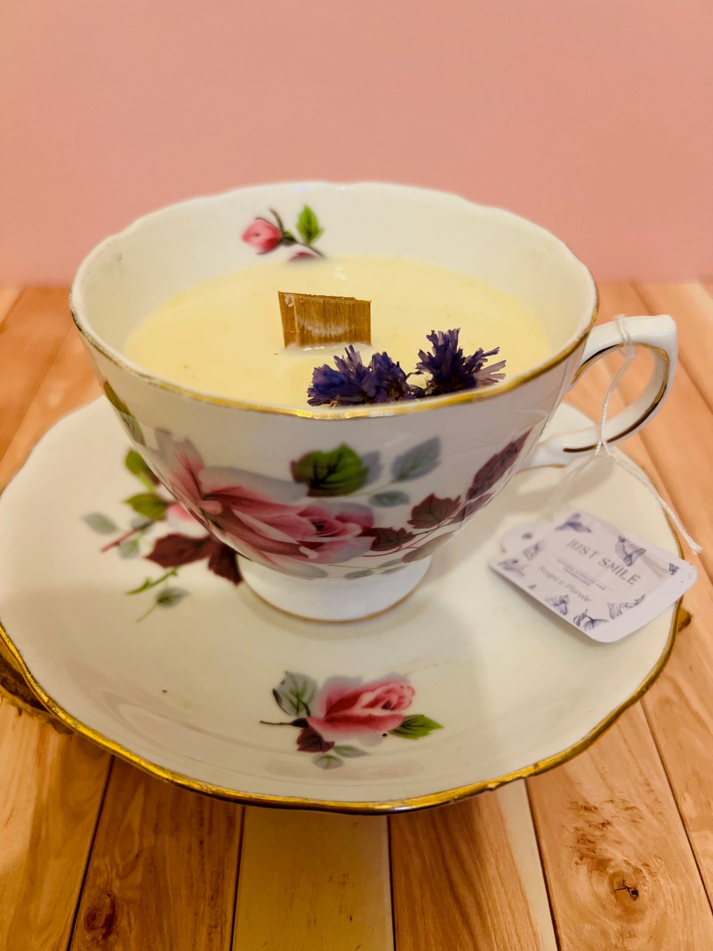 Candela in tazza vintage inglese con fiori rosa e bordi oro ondulati