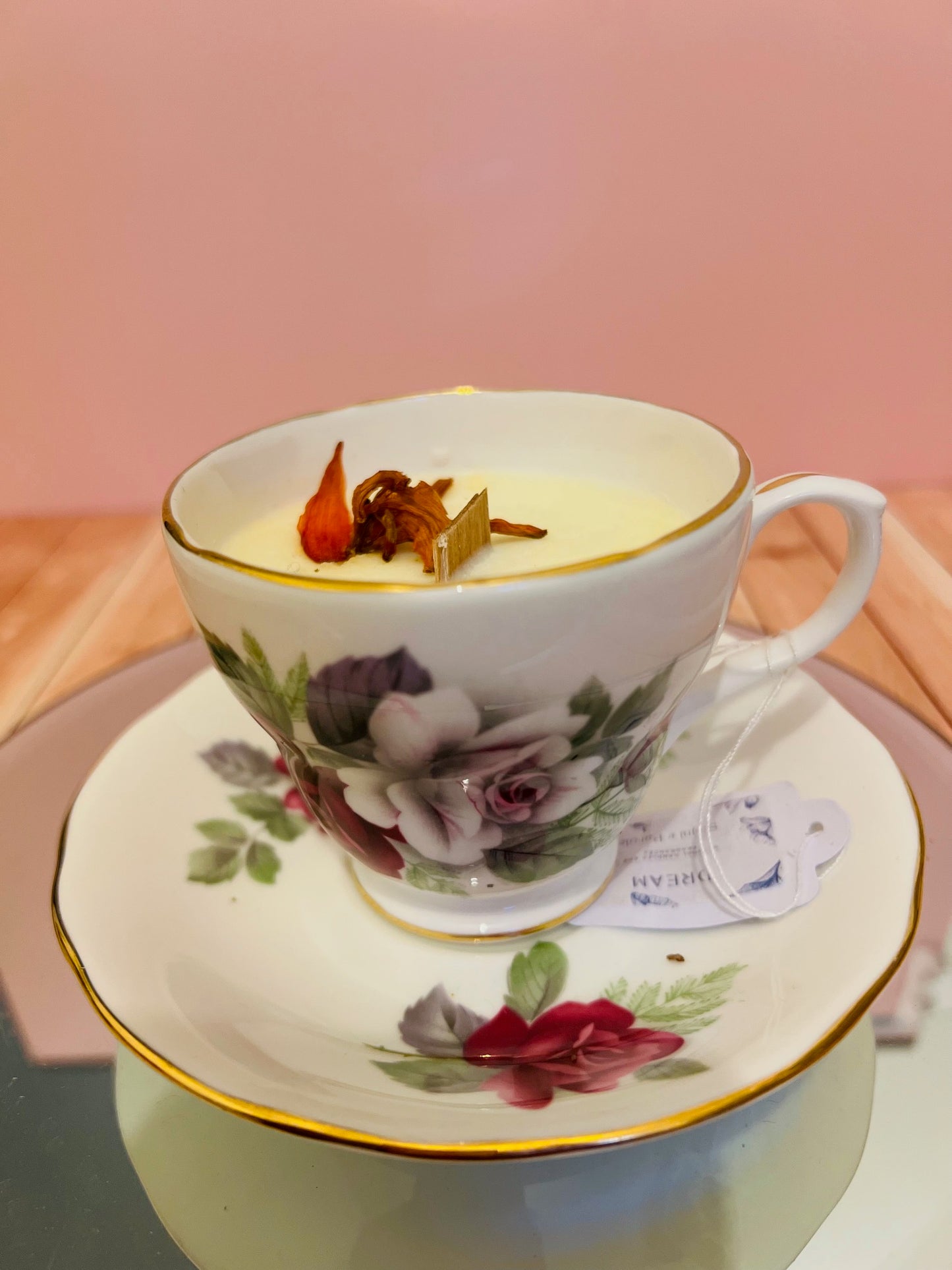 Candela in tazza vintage inglese con fiori rossi e bianchi
