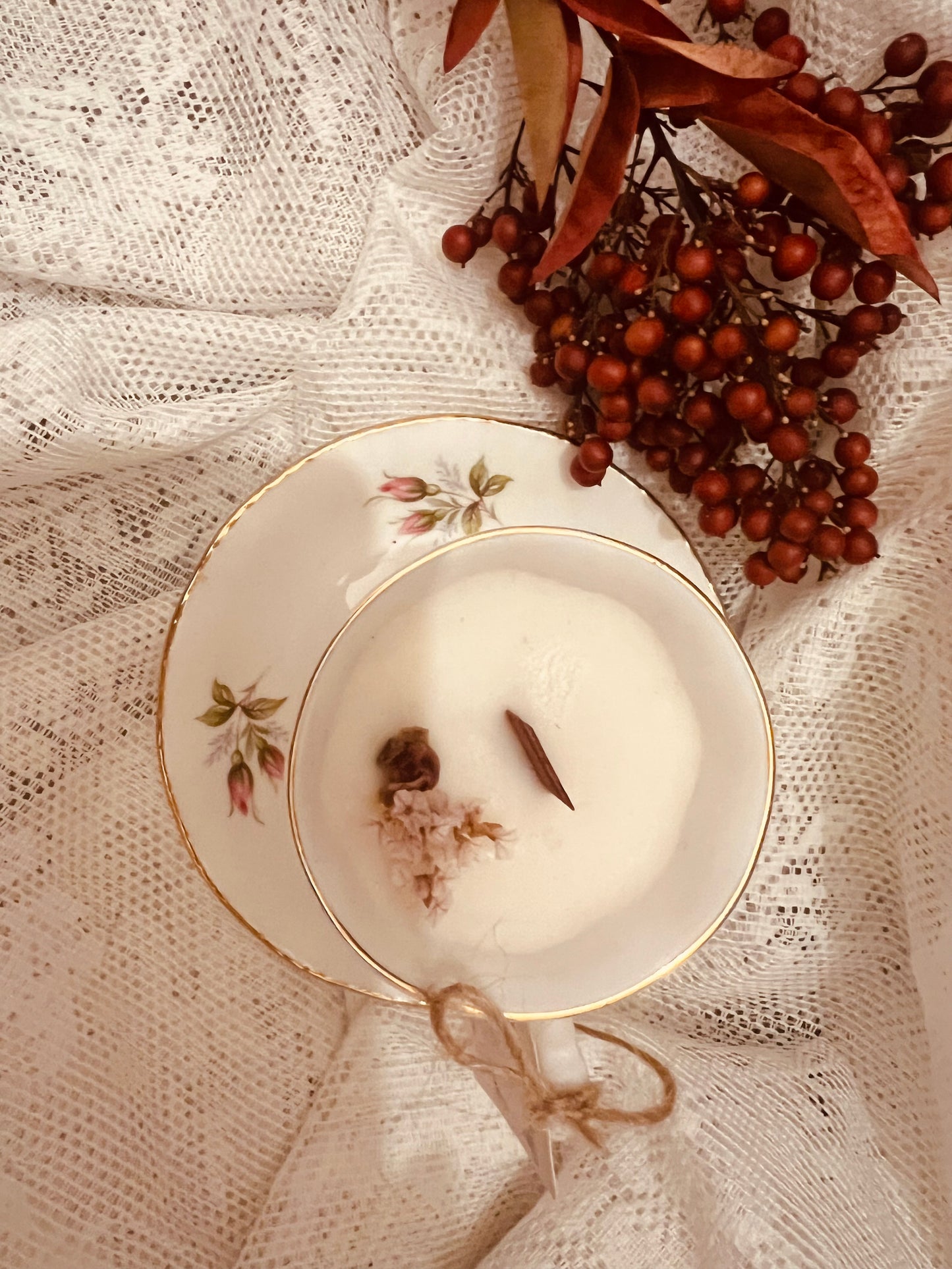 Candela in tazza vintage inglese con fiori rosa