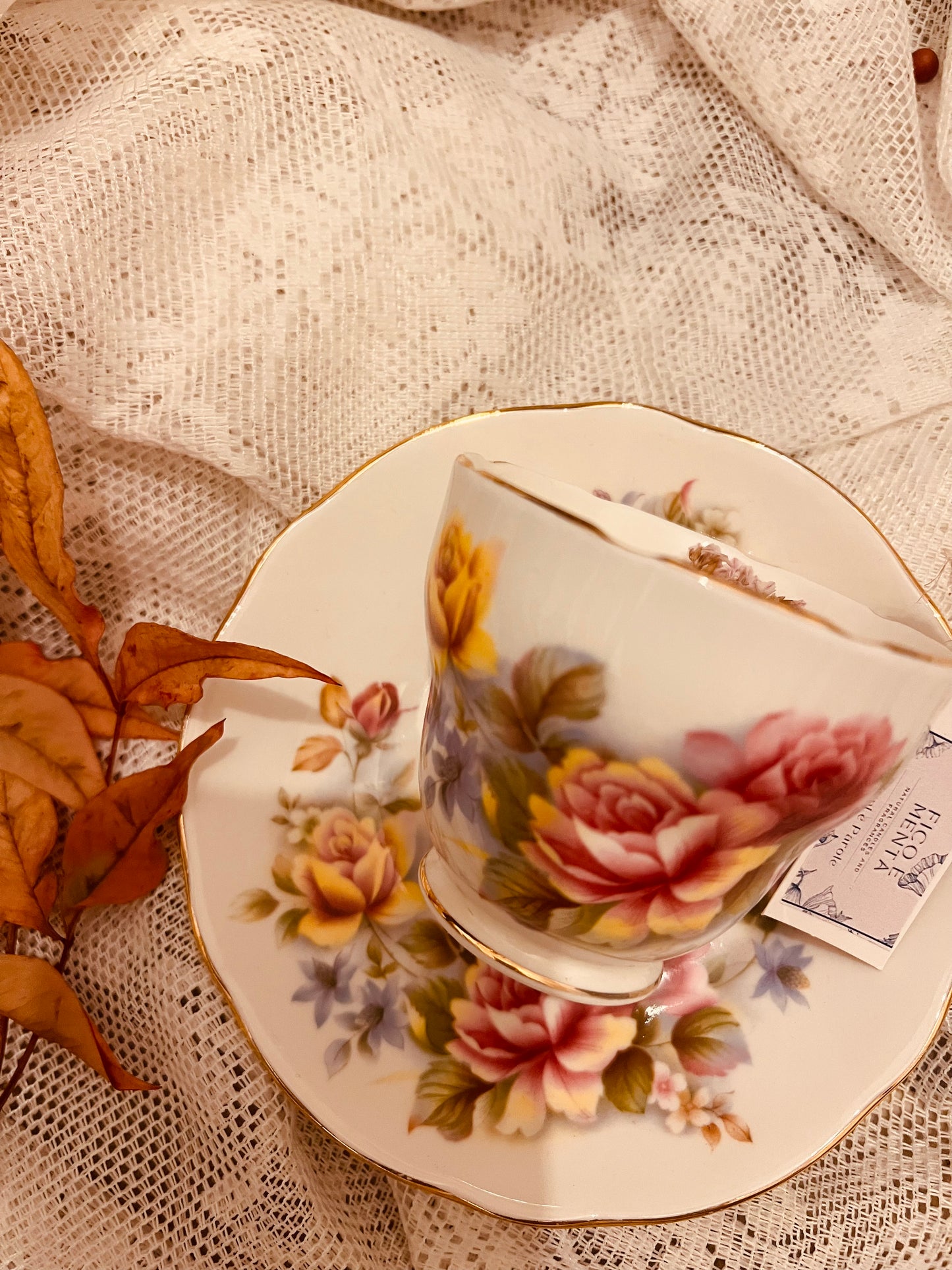 Candela in tazza vintage inglese con fiori rosa e gialli