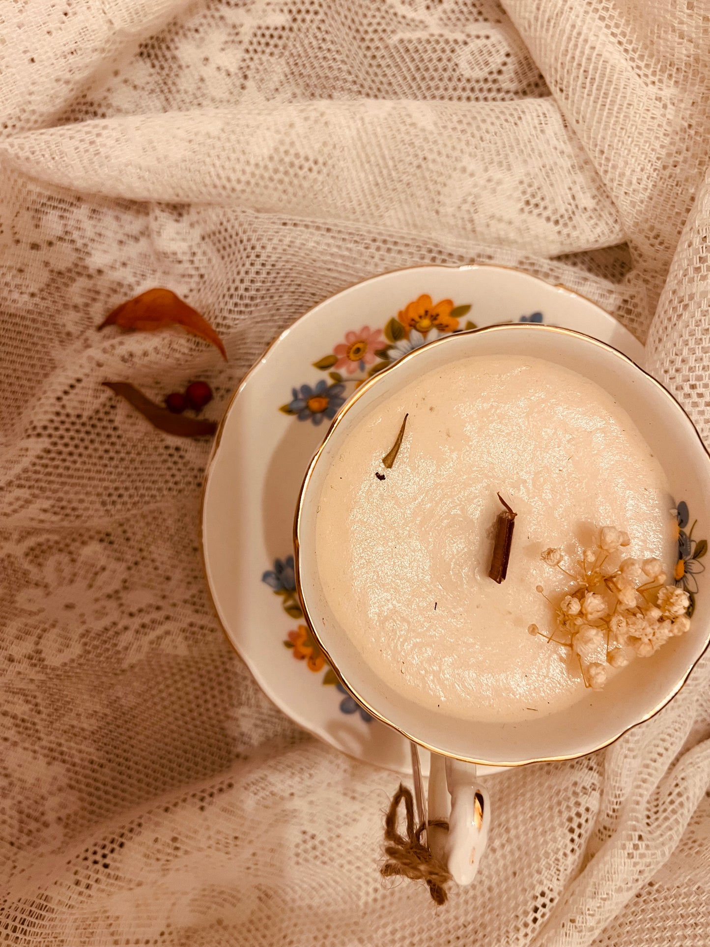 Candela in tazza vintage inglese con margherite colorate