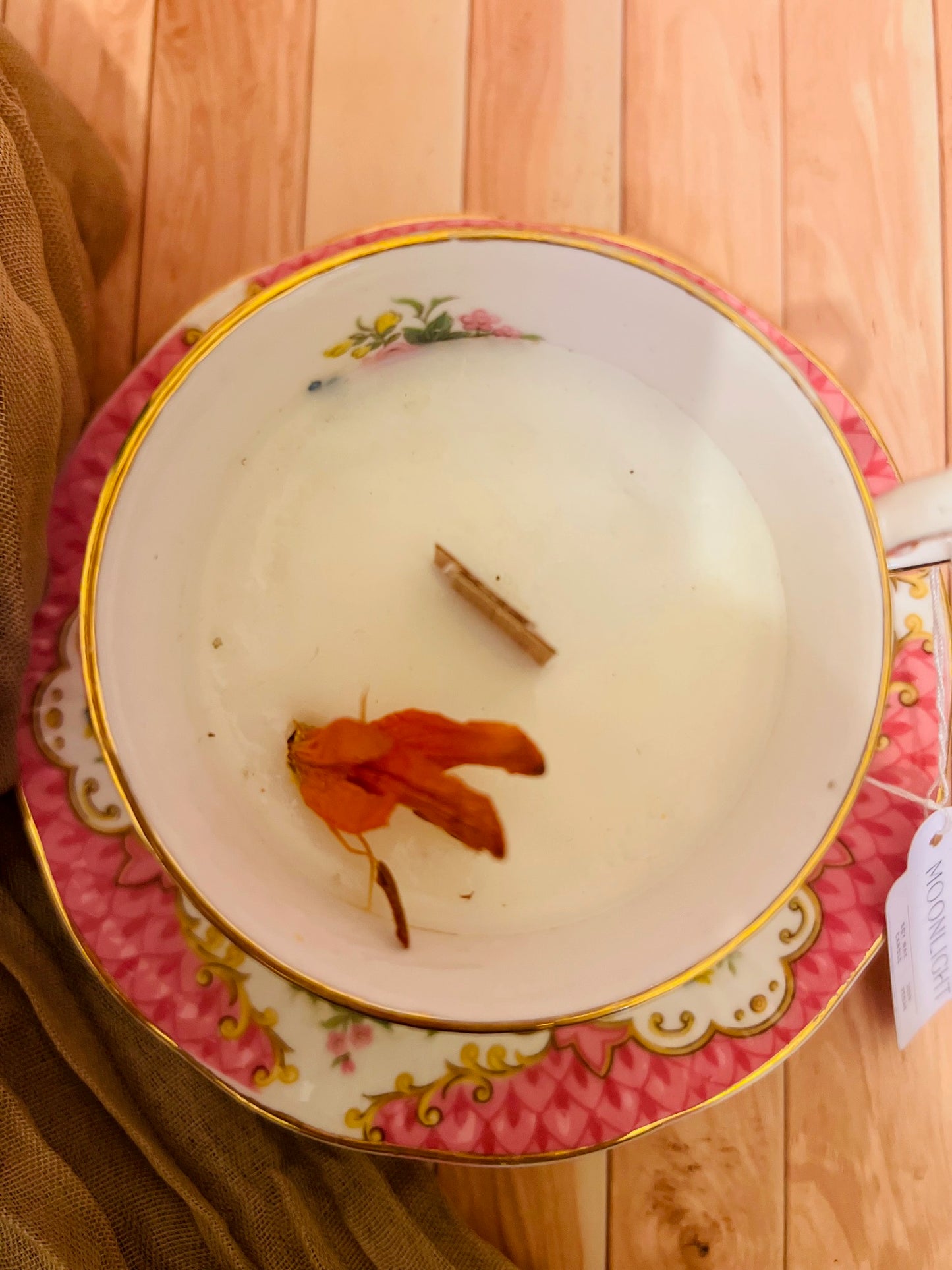 Candela in tazza rosa inglese con fiori