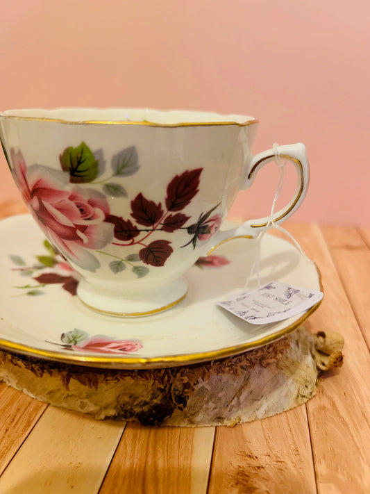Candela in tazza vintage inglese con fiori rosa e bordi oro ondulati