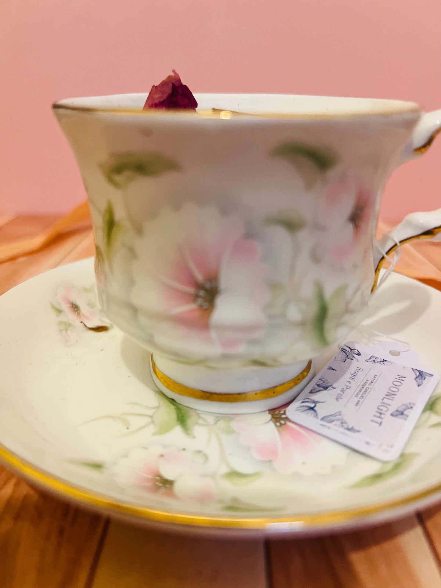 Candela in tazza vintage inglese con colori pastello rosa e verde