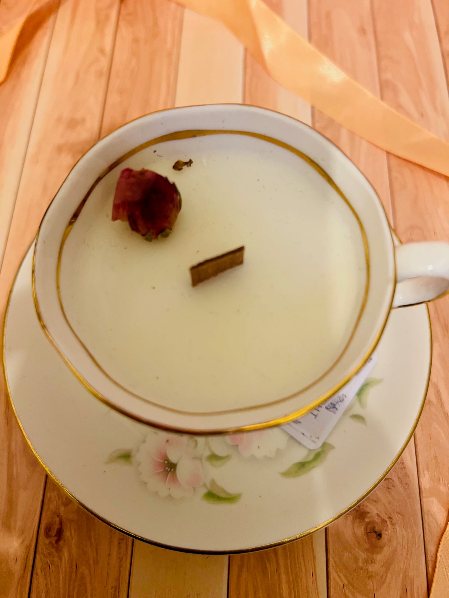 Candela in tazza vintage inglese con colori pastello rosa e verde