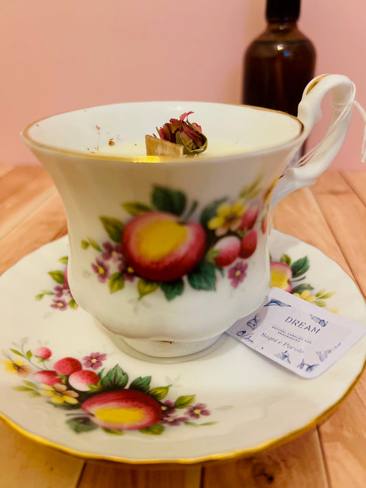 Candela in tazza vintage inglese con frutta