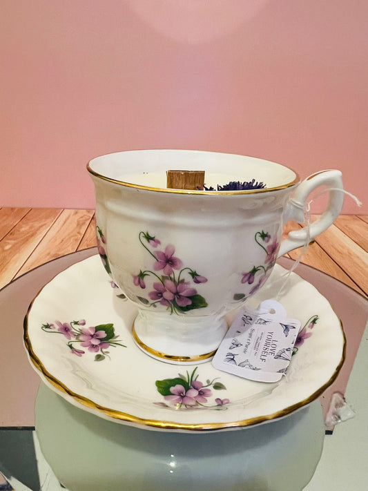 Candela in tazza vintage inglese con fiori lilla