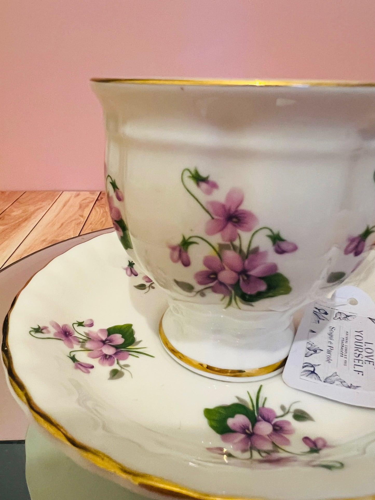 Candela in tazza vintage inglese con fiori lilla