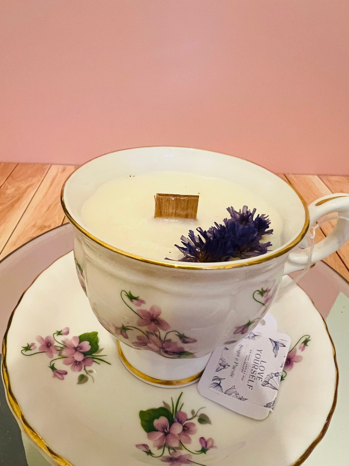 Candela in tazza vintage inglese con fiori lilla