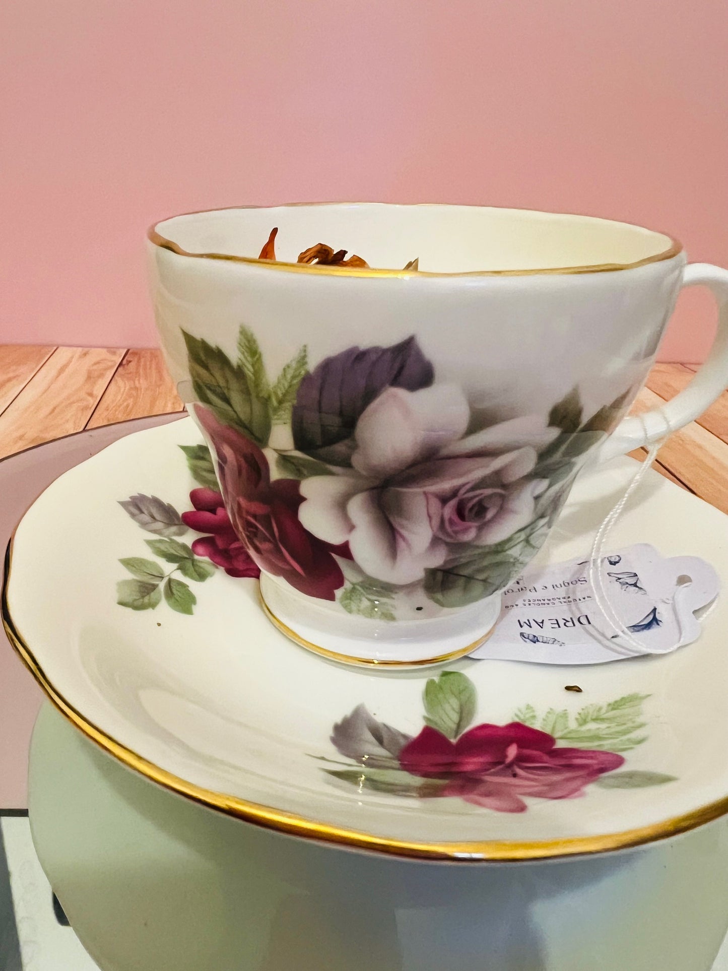 Candela in tazza vintage inglese con fiori rossi e bianchi
