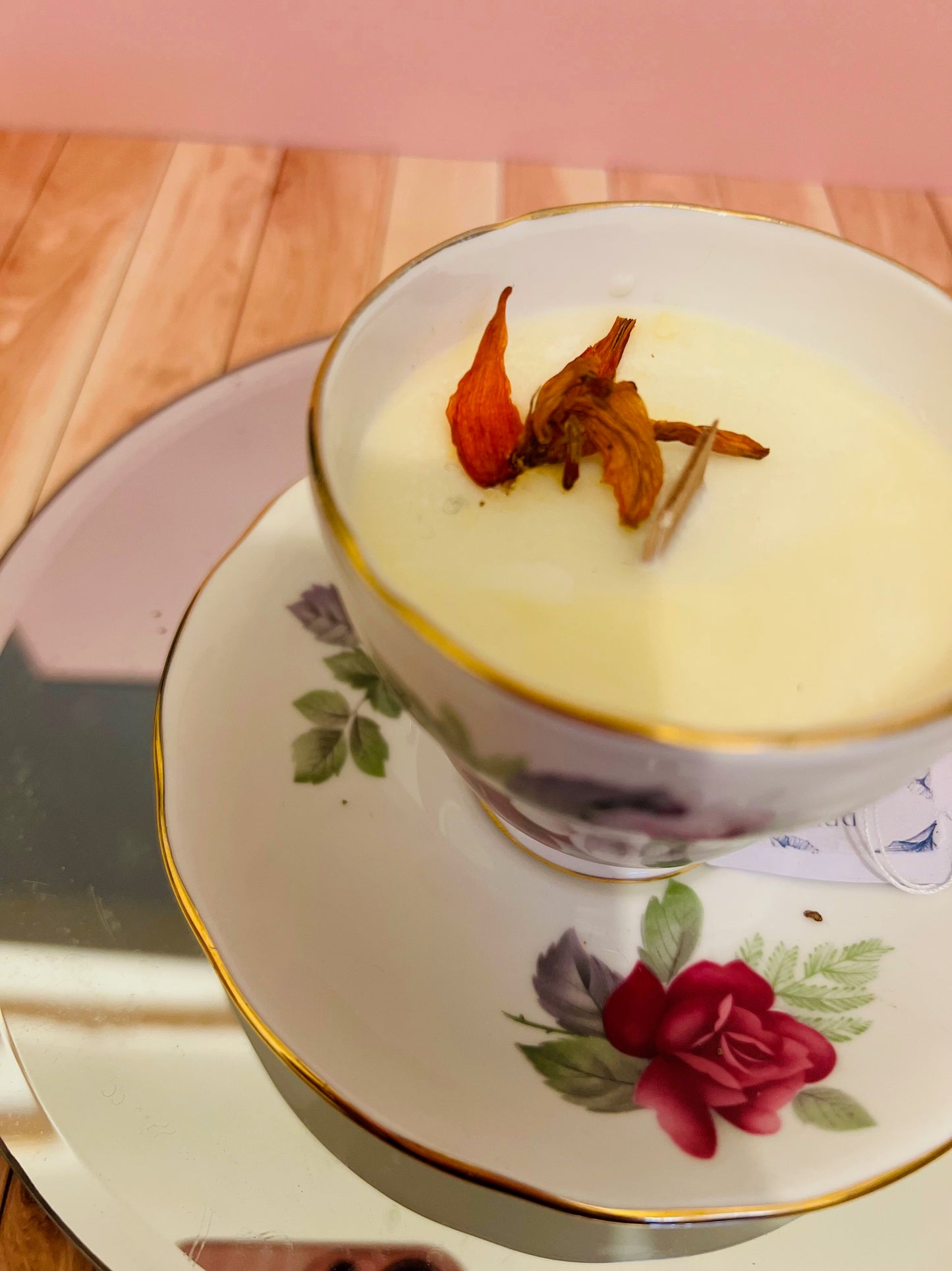 Candela in tazza vintage inglese con fiori rossi e bianchi