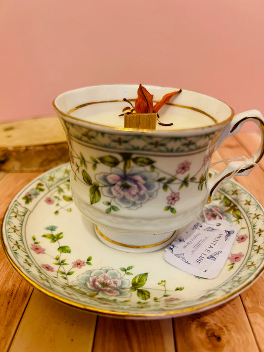 Candela in tazza vintage inglese con fiori rosa e azzurri