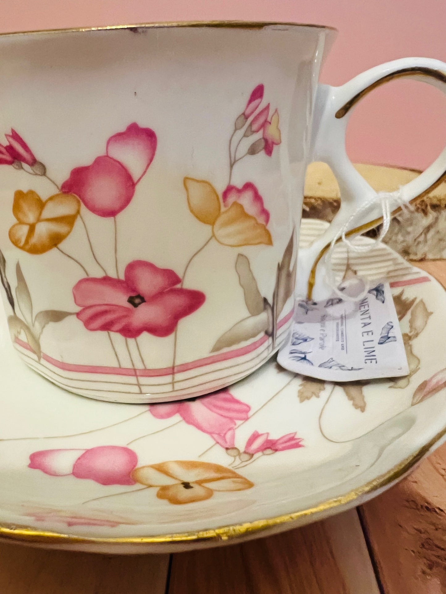 Candela in tazza vintage inglese con fiorellini rosa e gialli