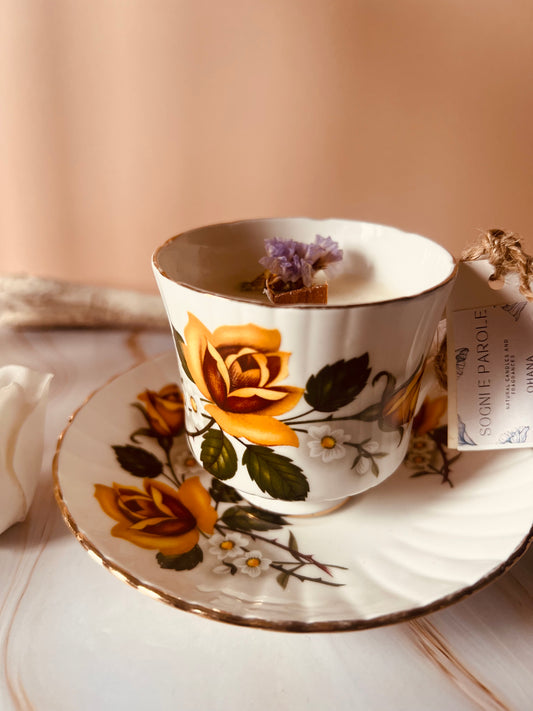 Candela in tazza vintage inglese con rose gialle