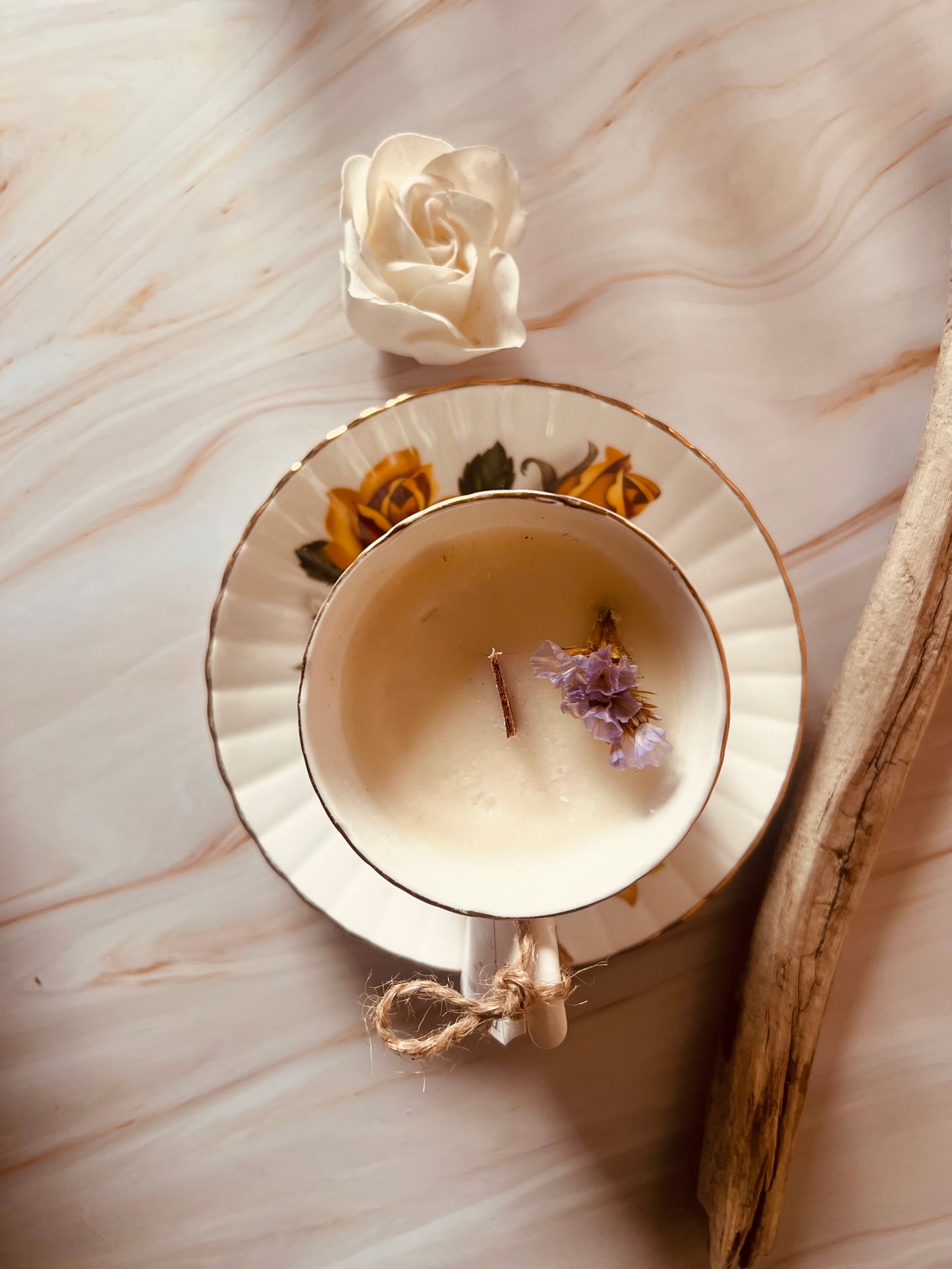 Candela in tazza vintage inglese con rose gialle