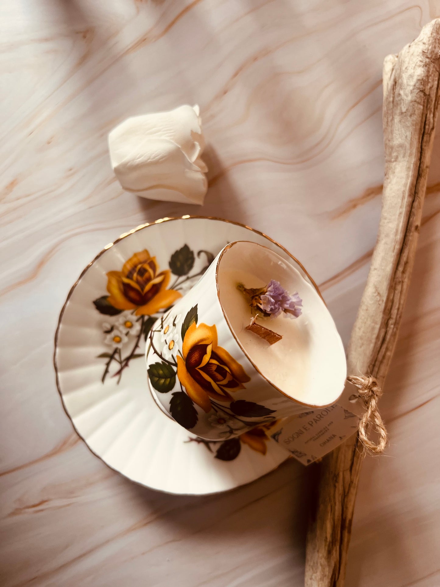 Candela in tazza vintage inglese con rose gialle