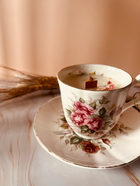 Candela in tazza vintage inglese con rose rosa