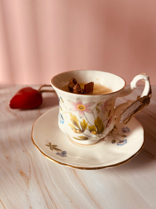 Candela in tazza vintage inglese con fiori colorati