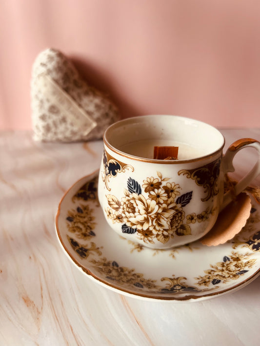 Candela in tazza vintage inglese con fiori oro e neri