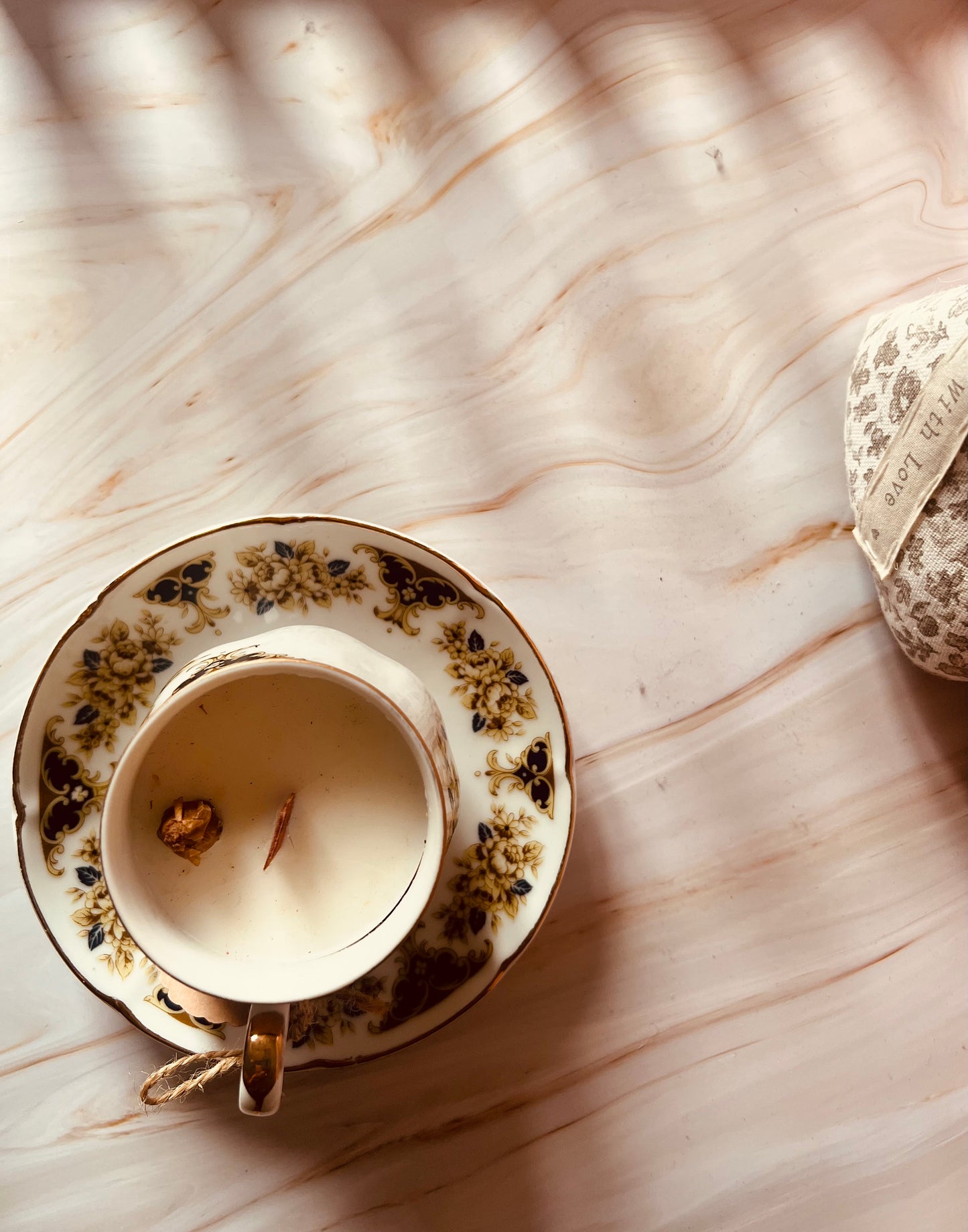 Candela in tazza vintage inglese con fiori oro e neri