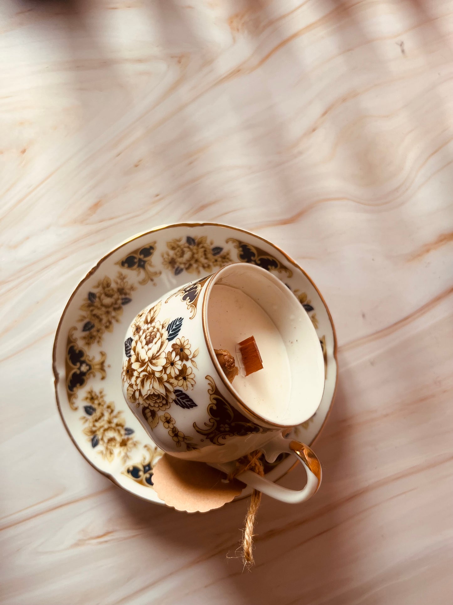 Candela in tazza vintage inglese con fiori oro e neri