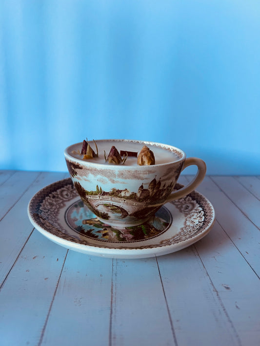 Candela in tazza vintage inglese con paesaggio