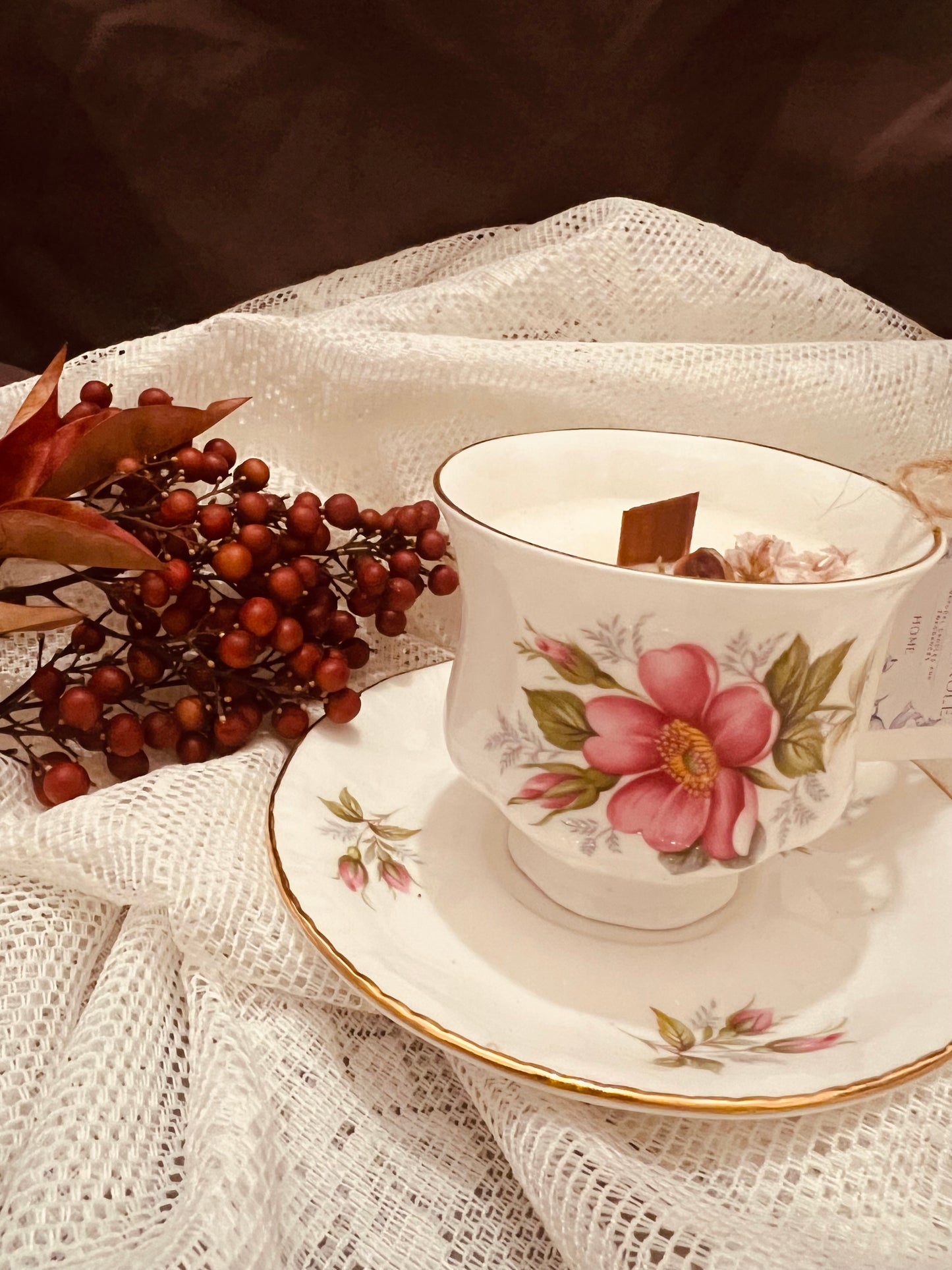 Candela in tazza vintage inglese con fiori rosa