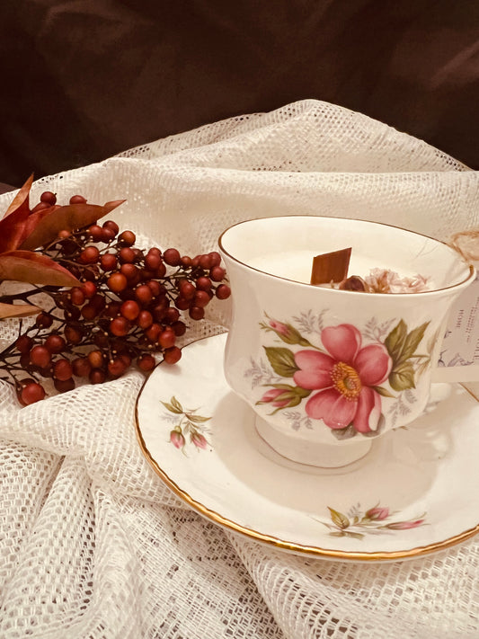 Candela in tazza vintage inglese con fiori rosa