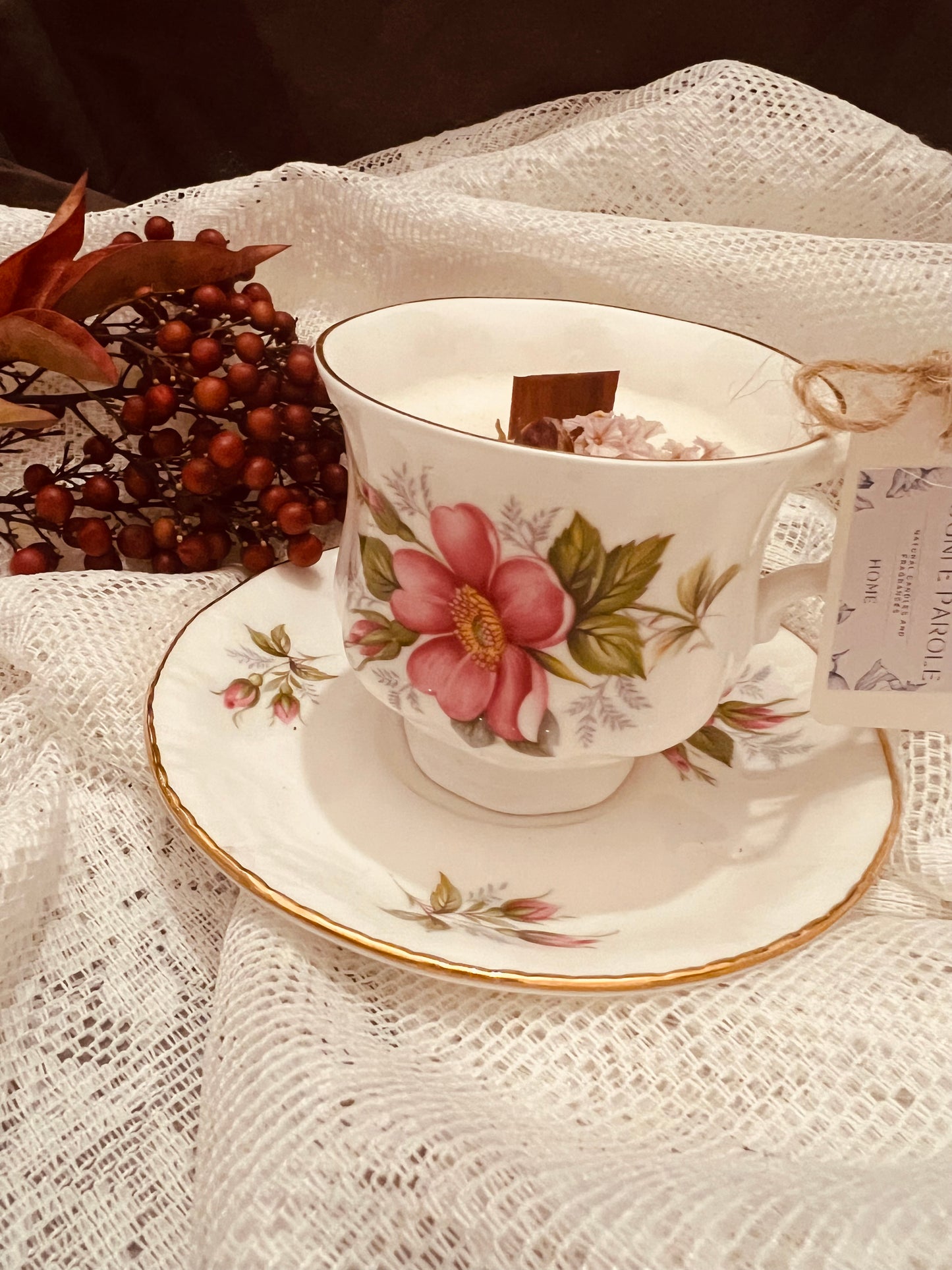 Candela in tazza vintage inglese con fiori rosa