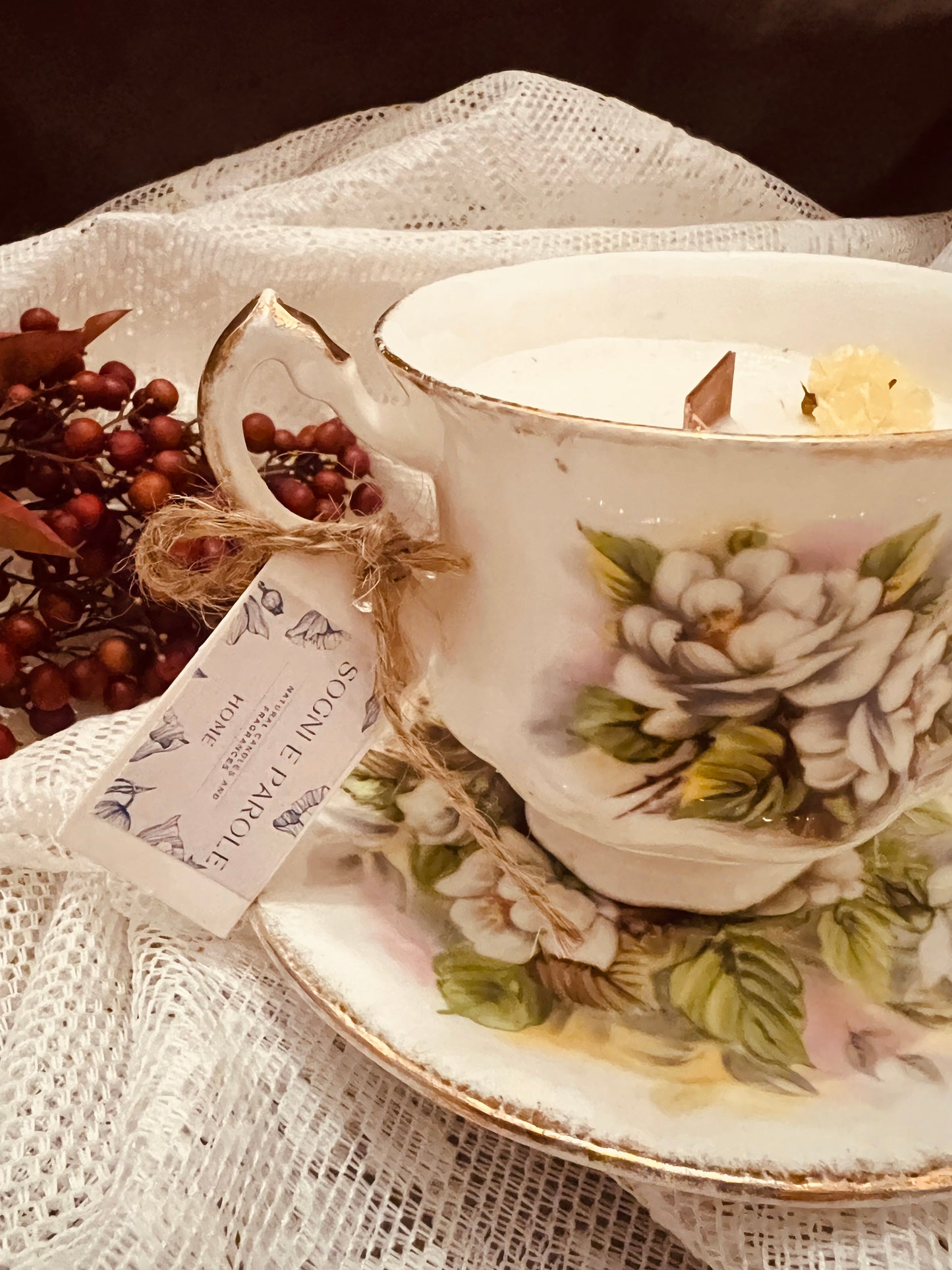 Candela in tazza vintage inglese con fiori rbianchi