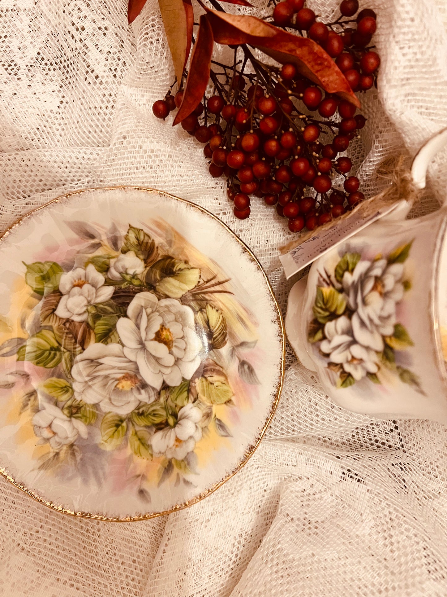 Candela in tazza vintage inglese con fiori rbianchi