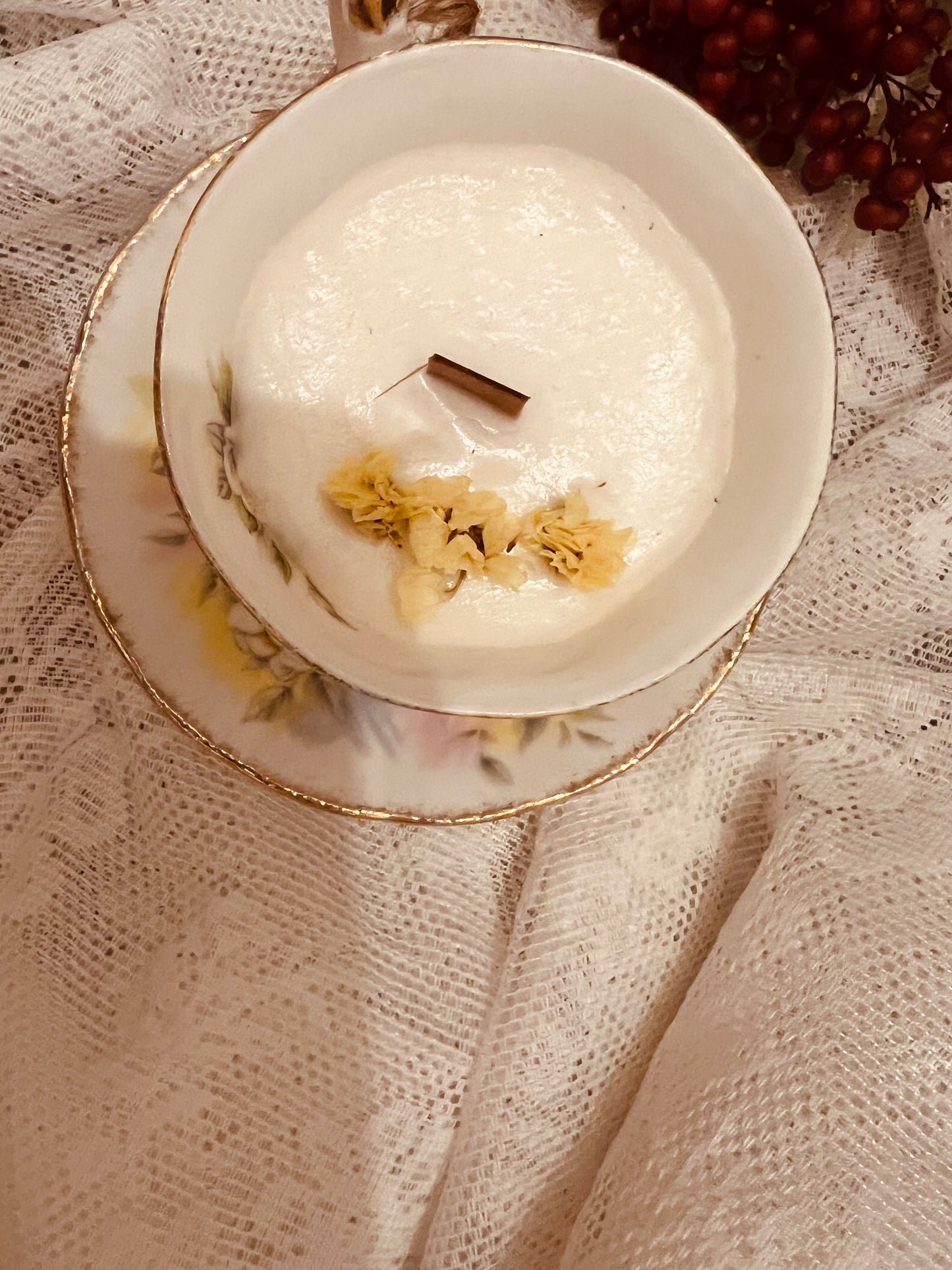 Candela in tazza vintage inglese con fiori rbianchi