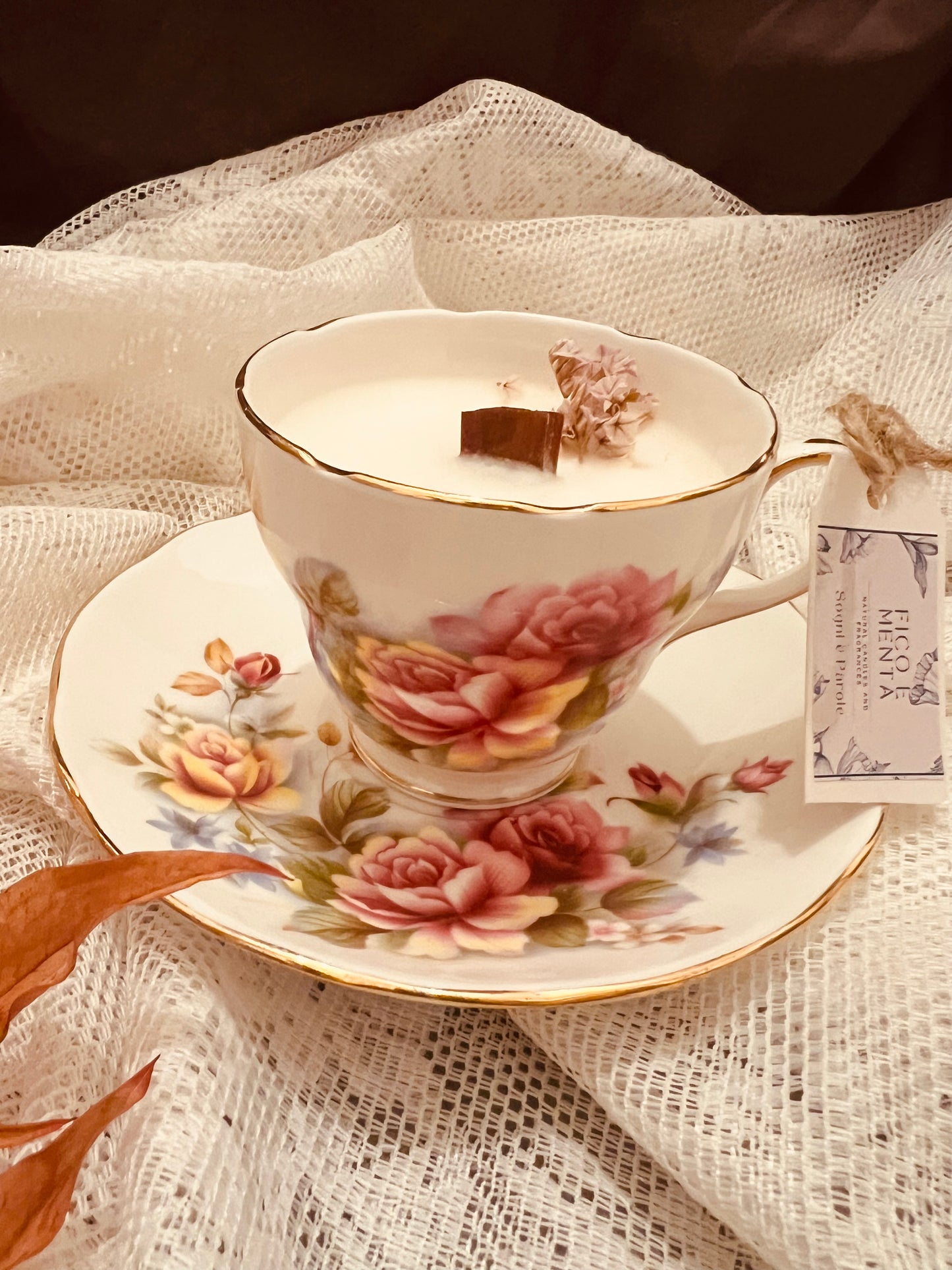 Candela in tazza vintage inglese con fiori rosa e gialli