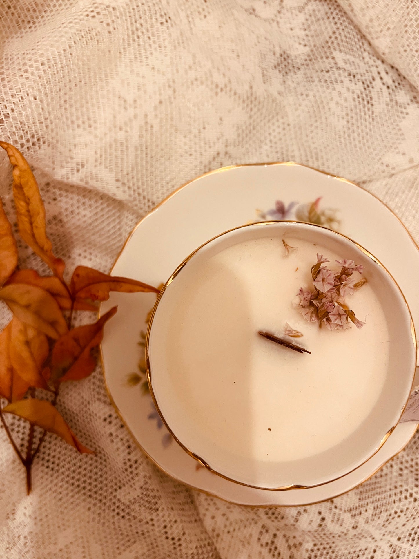 Candela in tazza vintage inglese con fiori rosa e gialli