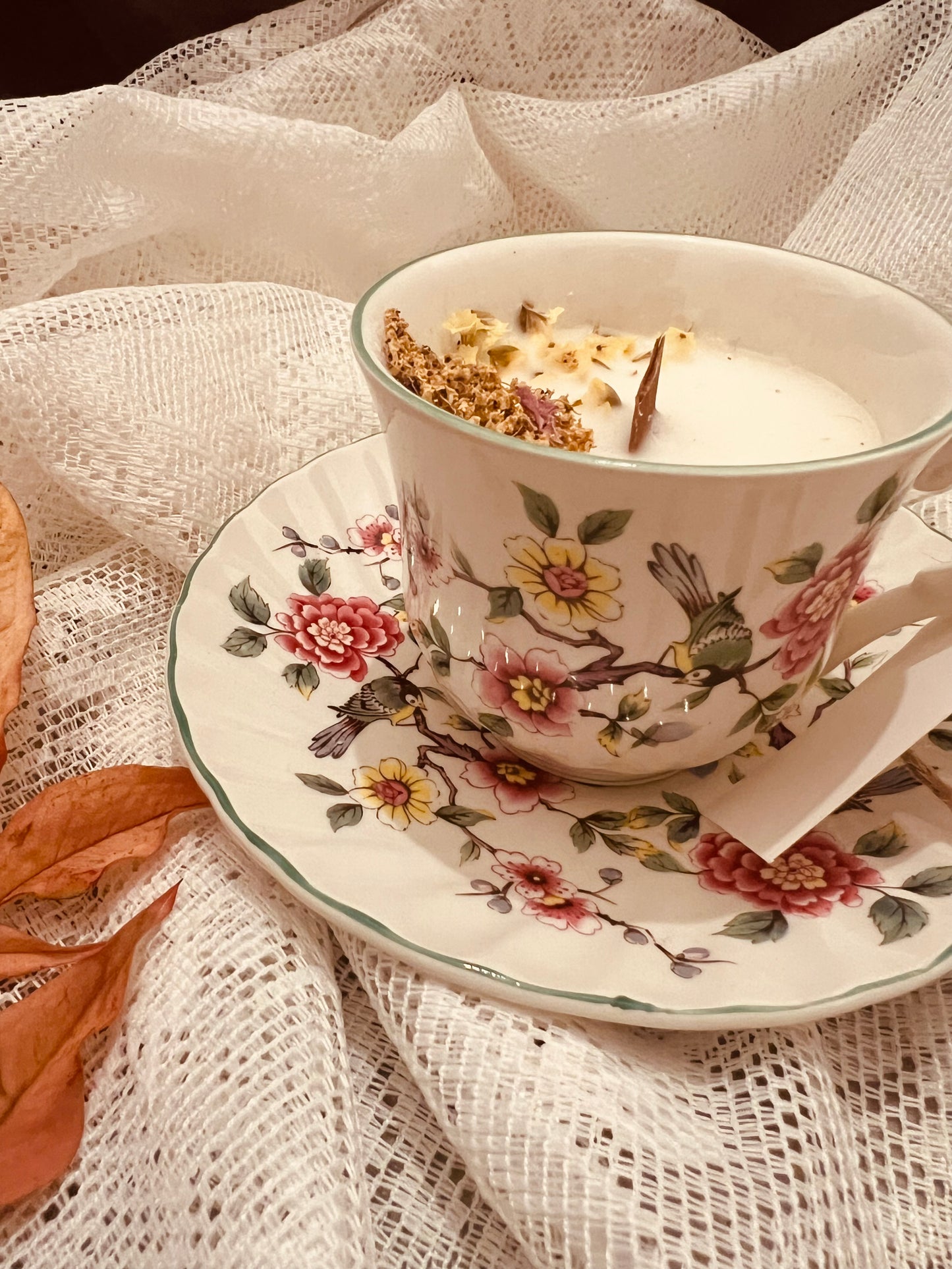 Candela in tazza vintage inglese con fiori rosa e uccellini