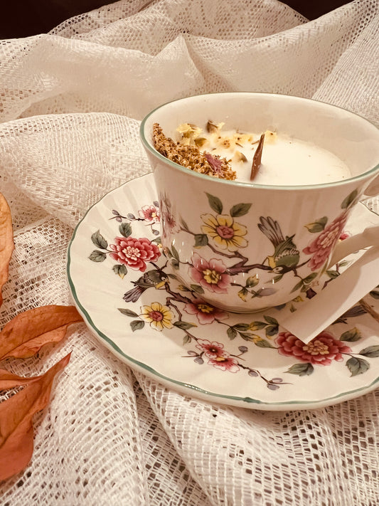 Candela in tazza vintage inglese con fiori rosa e uccellini