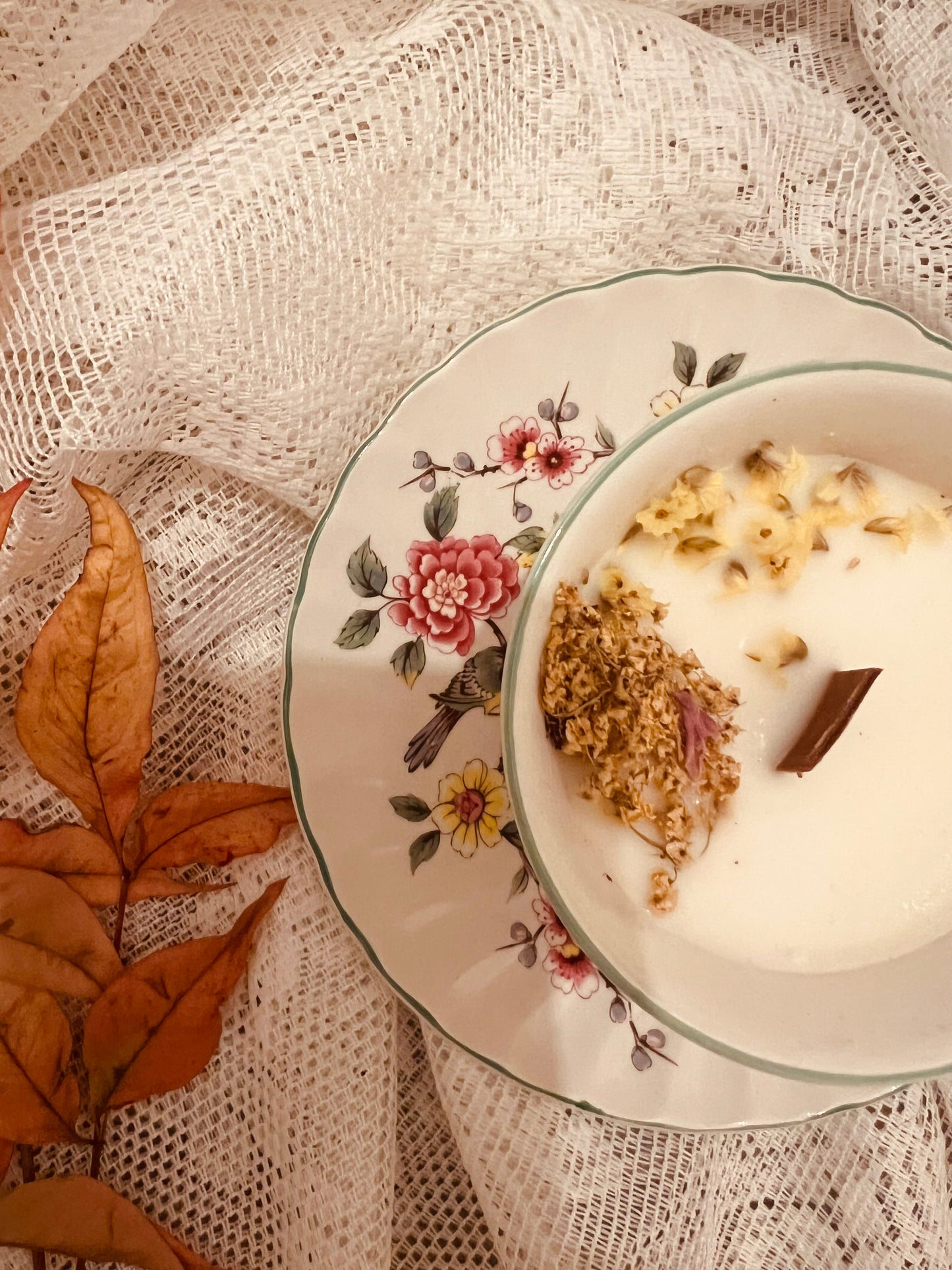 Candela in tazza vintage inglese con fiori rosa e uccellini