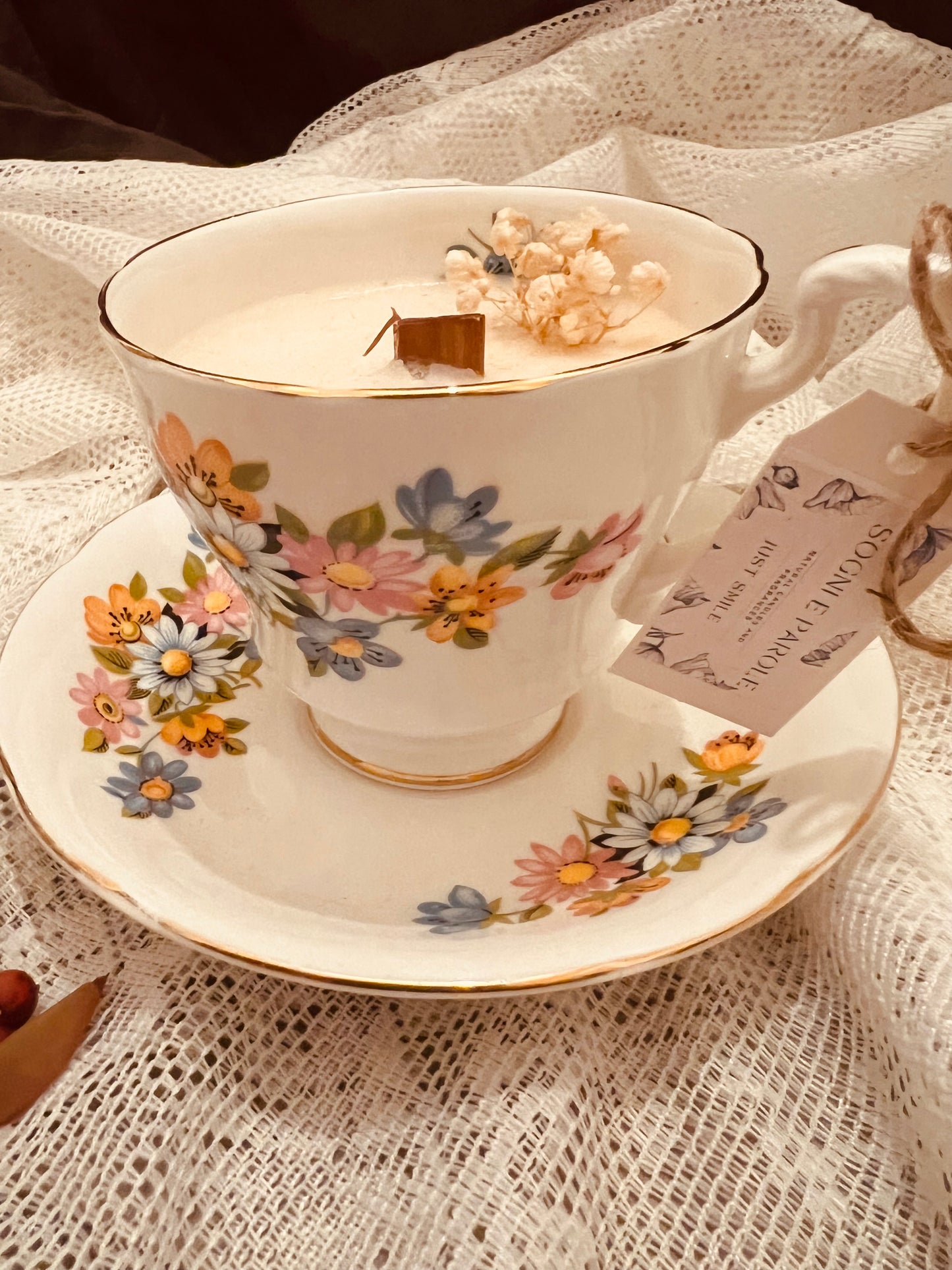 Candela in tazza vintage inglese con margherite colorate