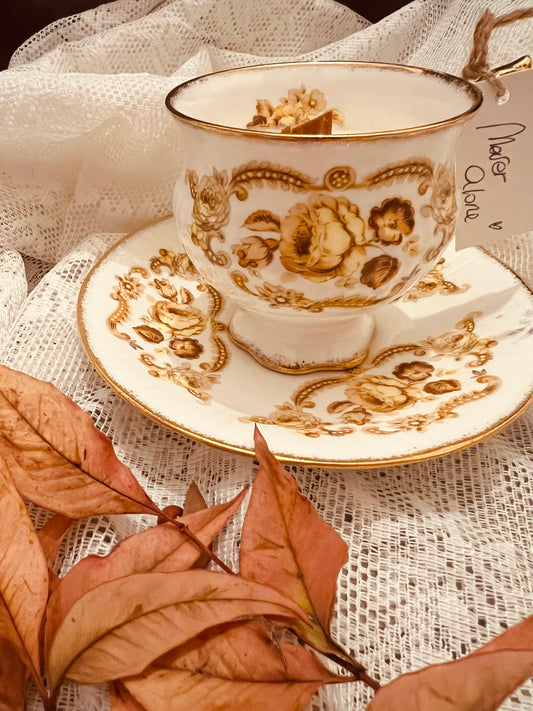 Candela in tazza vintage inglese con fiori gialli e decori
