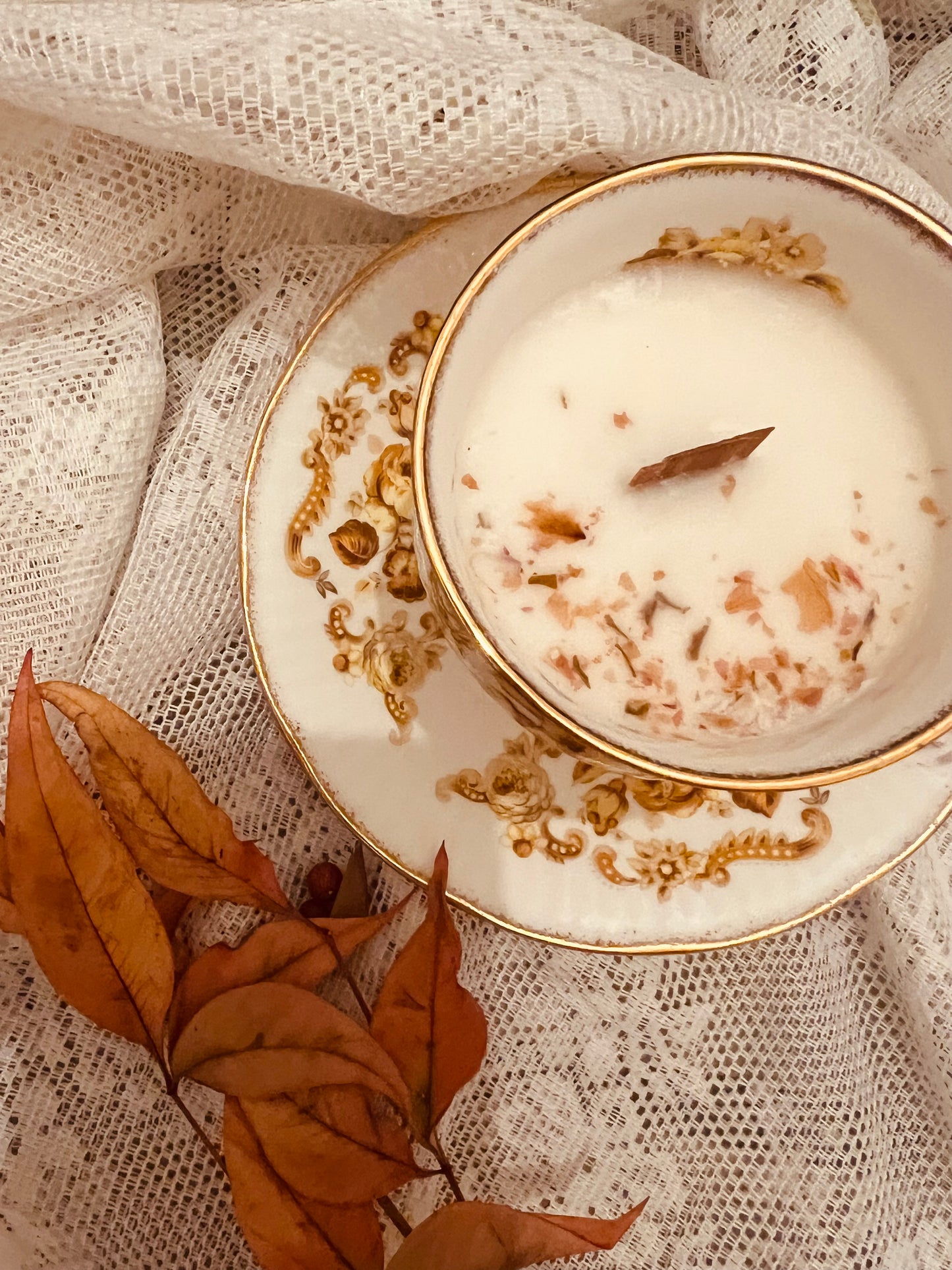 Candela in tazza vintage inglese con fiori gialli e decori