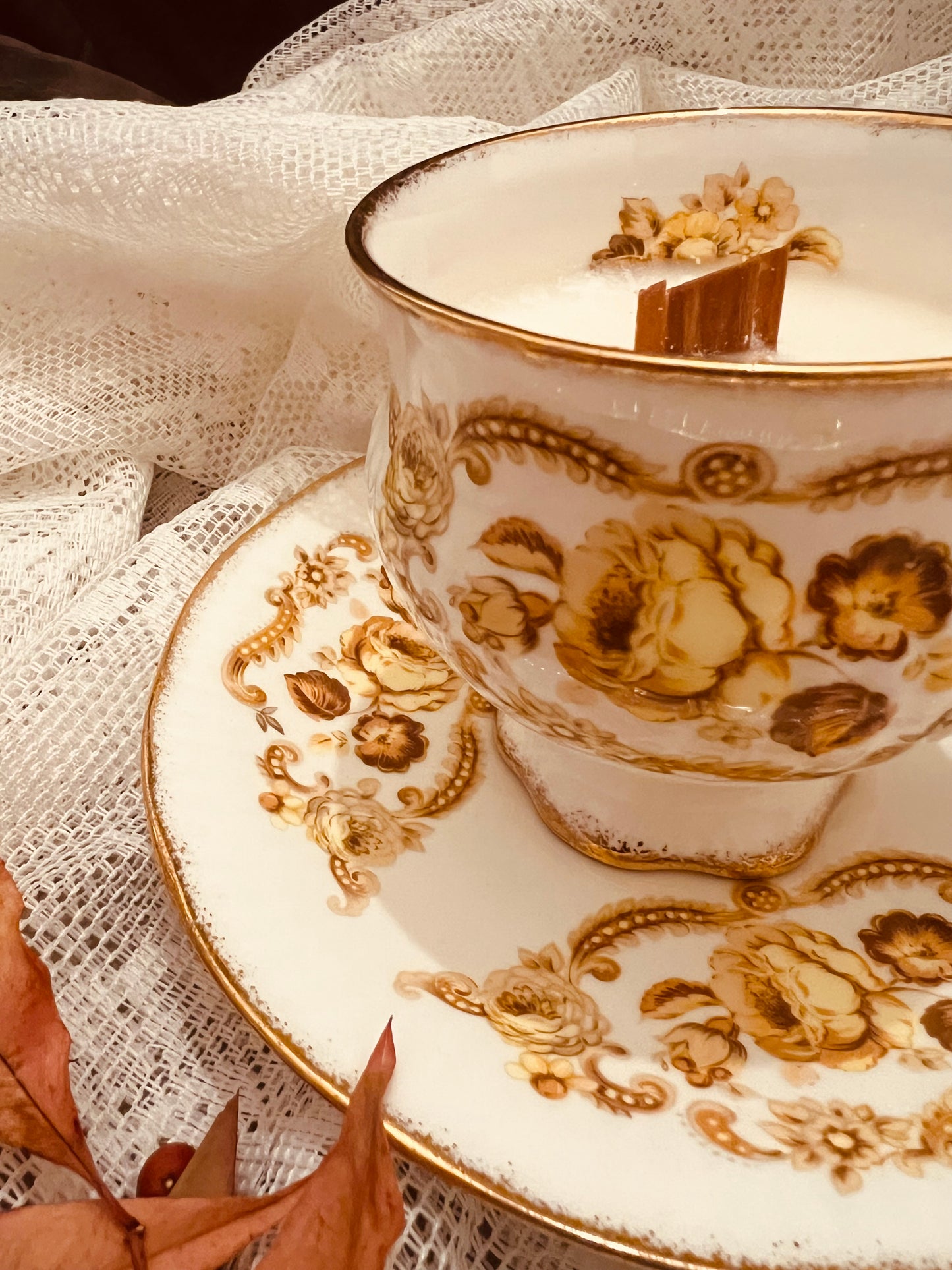 Candela in tazza vintage inglese con fiori gialli e decori
