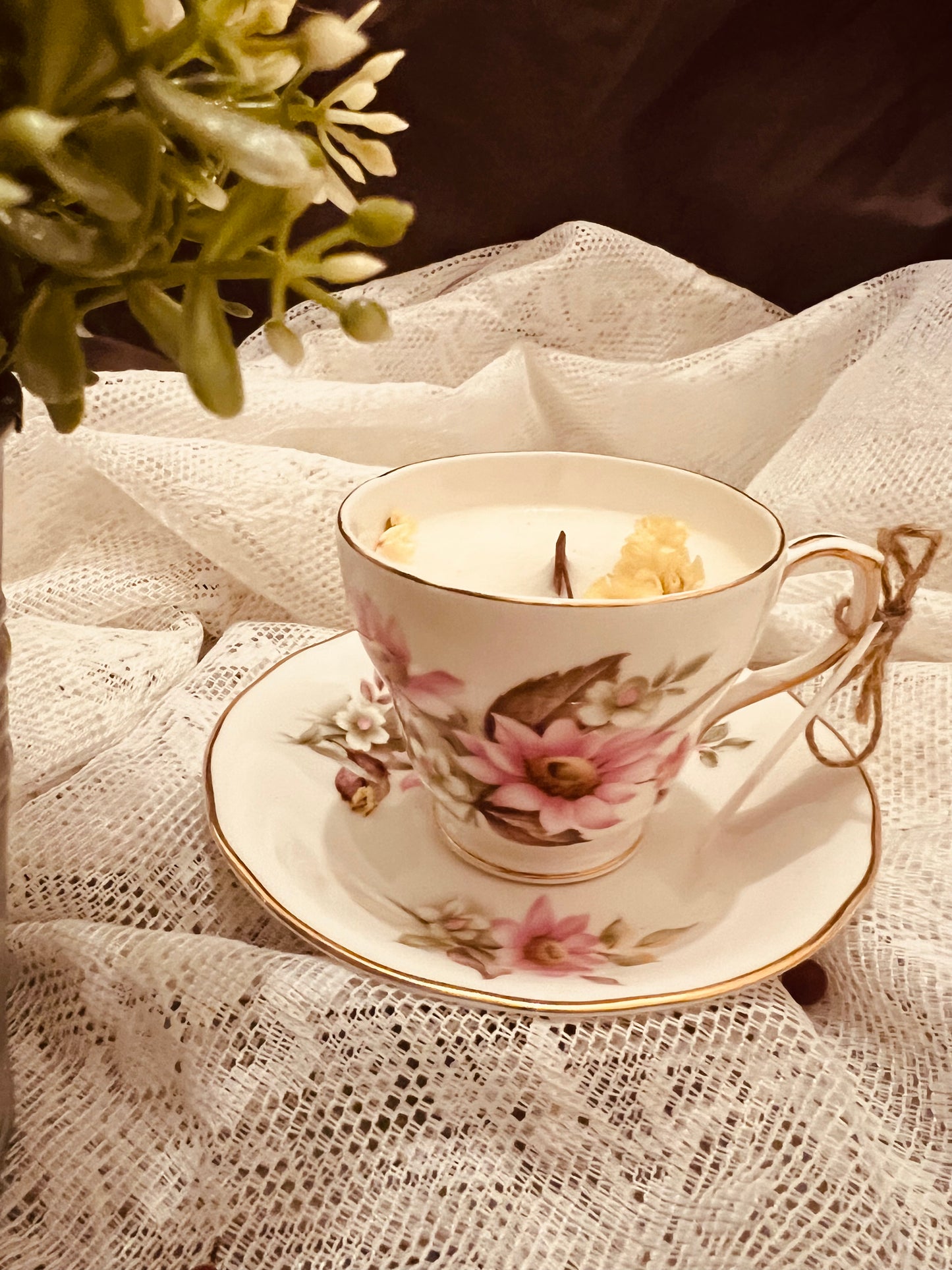 Candela in tazza vintage inglese con fiori rosa e bianchi