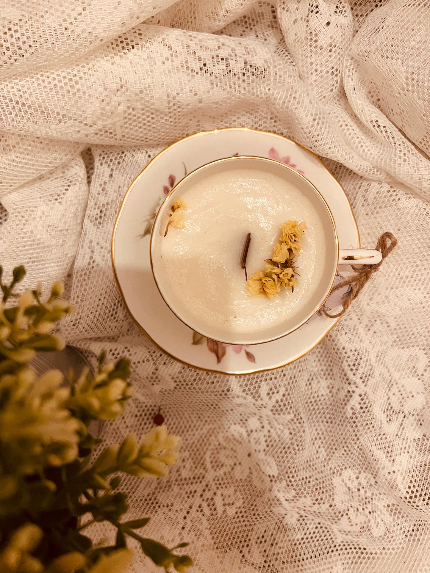 Candela in tazza vintage inglese con fiori rosa e bianchi