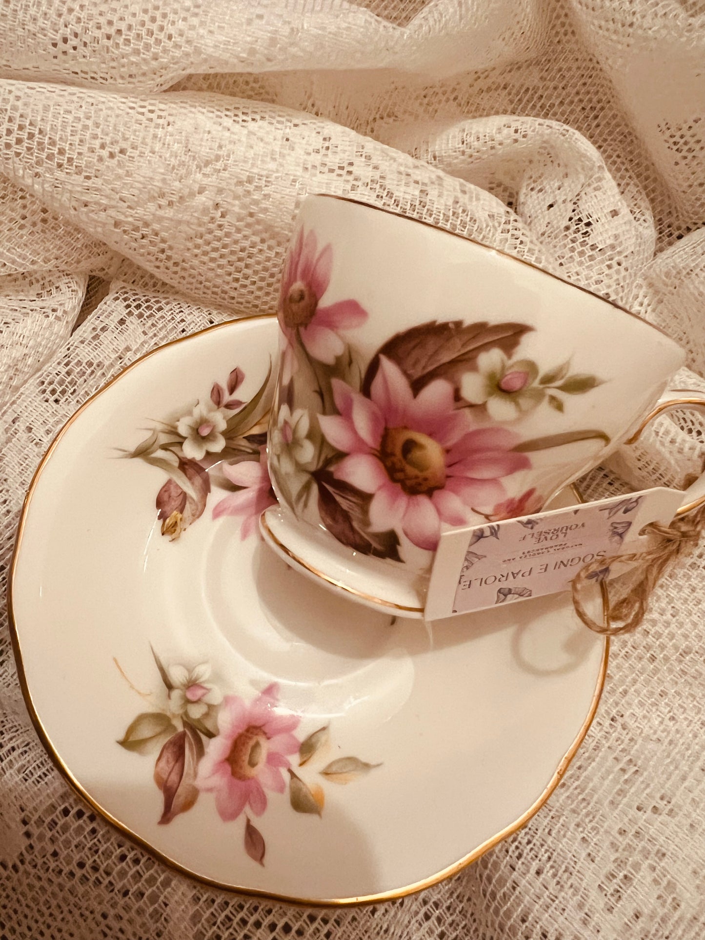 Candela in tazza vintage inglese con fiori rosa e bianchi