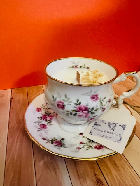 Candela in tazza vintage inglese con fiori rosa