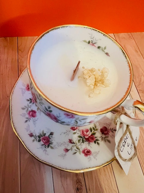 Candela in tazza vintage inglese con fiori rosa