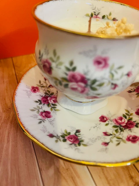 Candela in tazza vintage inglese con fiori rosa