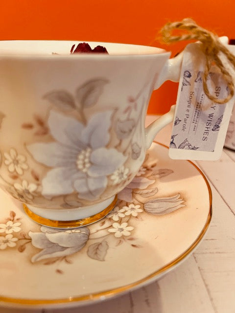 Candela in tazza vintage inglese con azzurri e bianchi