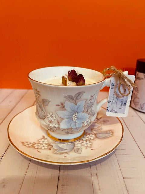 Candela in tazza vintage inglese con azzurri e bianchi