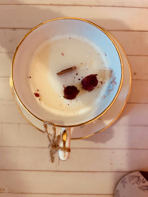 Candela in tazza vintage inglese con azzurri e bianchi